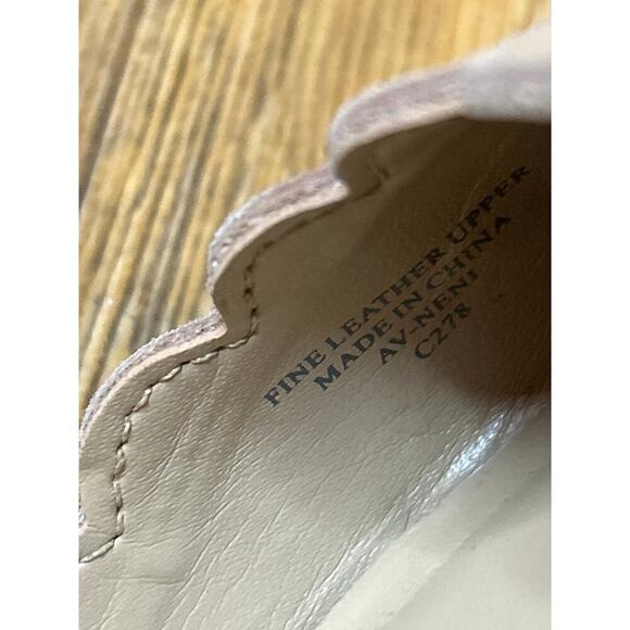 Preloved Adrienne Vittadini Beige Scalloped Suede Leather  Heels Shoes 8.5 - Picture 7 of 8